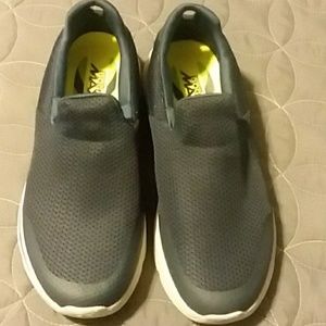 Skechers size 8.5 (men's )